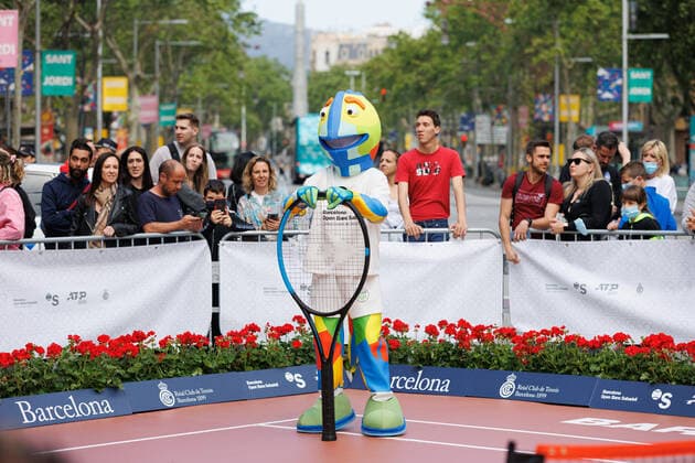 April 18, 2022, Barcelona, Barcelona, Spain: Mascot during the photo oportunity exhibition between Carlos Alcaraz and Felix Auger Aliassime at Passeig de Gracia in Barcelona, Spain. Barcelona Spain - ZUMAd159 20220418_zia_d159_002 Copyright: xDavidxRamirezx