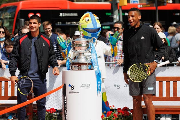 Sport Bilder des Tages April 18, 2022, Barcelona, Barcelona, Spain: Felix Auger Aliassime and Carlos Alcaraz during the photo oportunity exhibition between Carlos Alcaraz and Felix Auger Aliassime at Passeig de Gracia in Barcelona, Spain. Barcelona Spain - ZUMAd159 20220418_zia_d159_021 Copyright: xDavidxRamirezx