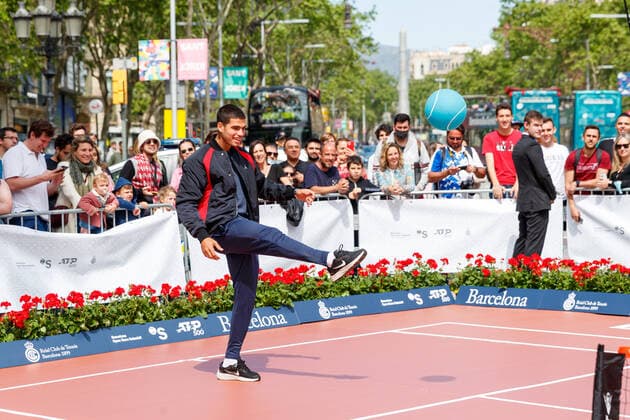 April 18, 2022, Barcelona, Barcelona, Spain: Carlos Alcaraz during the photo oportunity exhibition between Carlos Alcaraz and Felix Auger Aliassime at Passeig de Gracia in Barcelona, Spain. Barcelona Spain - ZUMAd159 20220418_zia_d159_030 Copyright: xDavidxRamirezx