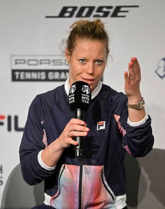 Sport Bilder des Tages Laura Siegemund GER im Interview Mikrofon Mikro Logo Gestik Geste Tennis Damen Porsche-Cup Porsche Tennis Grand Prix GP Stuttgart 2022 Porsche Arena 18.04.2022 DFL REGULATIONS PROHIBIT ANY USE OF PHOTOGRAPHS AS IMAGE SEQUENCES AND OR QUASI-VIDEO Porsche Tennis Grand Prix GP Stuttgart 2022