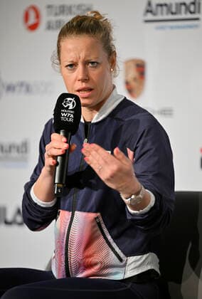 Laura Siegemund GER im Interview Mikrofon Mikro Logo Gestik Geste Tennis Damen Porsche-Cup Porsche Tennis Grand Prix GP Stuttgart 2022 Porsche Arena 18.04.2022 DFL REGULATIONS PROHIBIT ANY USE OF PHOTOGRAPHS AS IMAGE SEQUENCES AND OR QUASI-VIDEO Porsche Tennis Grand Prix GP Stuttgart 2022