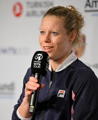 Laura Siegemund GER im Interview Mikrofon Mikro Logo Tennis Damen Porsche-Cup Porsche Tennis Grand Prix GP Stuttgart 2022 Porsche Arena 18.04.2022 DFL REGULATIONS PROHIBIT ANY USE OF PHOTOGRAPHS AS IMAGE SEQUENCES AND OR QUASI-VIDEO Porsche Tennis Grand Prix GP Stuttgart 2022