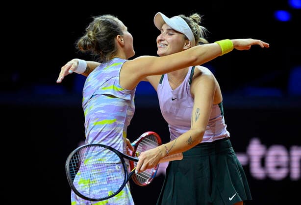 Viktorija Golubic SUI (rechts) und Marketa Vondrousova CZE (links) gewinnen ihr Doppel, Schlussjubel Jubel Freude Emotion Tennis Damen Porsche-Cup Porsche Tennis Grand Prix GP Stuttgart 2022 Porsche Arena 18.04.2022 DFL REGULATIONS PROHIBIT ANY USE OF PHOTOGRAPHS AS IMAGE SEQUENCES AND OR QUASI-VIDEO Porsche Tennis Grand Prix GP Stuttgart 2022