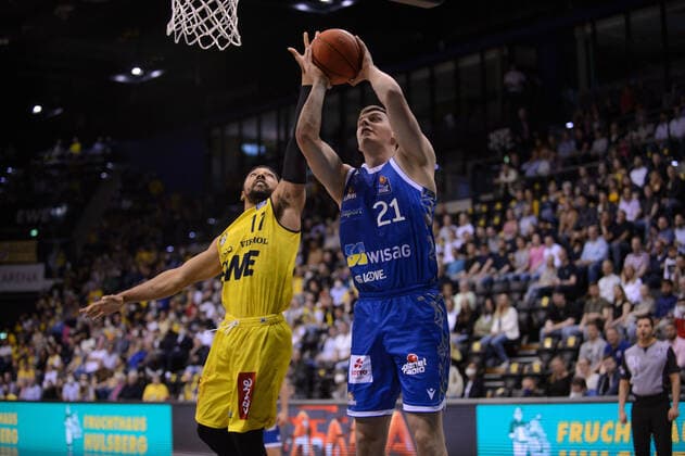 Lorenz Brenneke (21 Fraport Skyliners) gegen Phil Pressey (11 EWE Baskets Oldenburg) bei der Partie EWE Baskets Oldenburg vs Fraport Skyliners Frankfurt. Basketball, BBL, Saison 2021 2022, 31. Spieltag, 18.04.2022. Copyright: xErikxHillmer EIBNERx EP_EHR EWE Baskets Oldenburg vs Fraport Skyliners Frankfurt. Basketball, BBL, Saison 2021 2022, 31. Spieltag, 18.04.2022 Oldenburg Copyright: xErikxHillmer EIBNERx EP_EHR