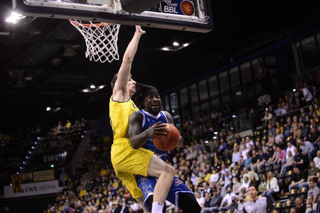 Will Cherry (29 Fraport Skyliners) gegen Alen Pjanic (35 EWE Baskets Oldenburg) bei der Partie EWE Baskets Oldenburg vs Fraport Skyliners Frankfurt. Basketball, BBL, Saison 2021 2022, 31. Spieltag, 18.04.2022. Copyright: xErikxHillmer EIBNERx EP_EHR EWE Baskets Oldenburg vs Fraport Skyliners Frankfurt. Basketball, BBL, Saison 2021 2022, 31. Spieltag, 18.04.2022 Oldenburg Copyright: xErikxHillmer EIBNERx EP_EHR