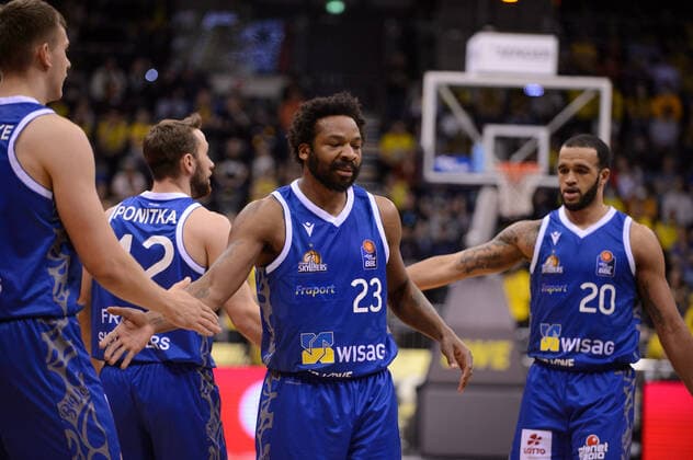 Quantez Robertson (23 Fraport Skyliners), Lorenz Brenneke (21 Fraport Skyliners), Marcel Ponitka (42 Fraport Skyliners) und Rasheed Moore (20 Fraport Skyliners) bei der Partie EWE Baskets Oldenburg vs Fraport Skyliners Frankfurt. Basketball, BBL, Saison 2021 2022, 31. Spieltag, 18.04.2022. Copyright: xErikxHillmer EIBNERx EP_EHR EWE Baskets Oldenburg vs Fraport Skyliners Frankfurt. Basketball, BBL, Saison 2021 2022, 31. Spieltag, 18.04.2022 Oldenburg Copyright: xErikxHillmer EIBNERx EP_EHR