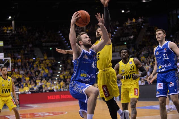 Marcel Ponitka (42 Fraport Skyliners) gegen Phil Pressey (11 EWE Baskets Oldenburg) bei der Partie EWE Baskets Oldenburg vs Fraport Skyliners Frankfurt. Basketball, BBL, Saison 2021 2022, 31. Spieltag, 18.04.2022. Copyright: xErikxHillmer EIBNERx EP_EHR EWE Baskets Oldenburg vs Fraport Skyliners Frankfurt. Basketball, BBL, Saison 2021 2022, 31. Spieltag, 18.04.2022 Oldenburg Copyright: xErikxHillmer EIBNERx EP_EHR