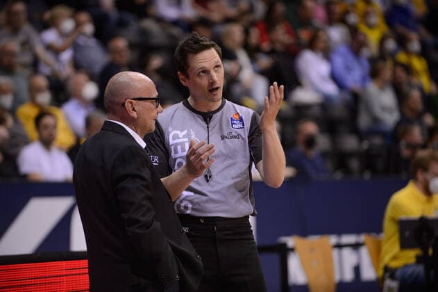Luca Dalmonte (Trainer Fraport Skyliners) und Martin Matip (Schiedsrichter) bei der Partie EWE Baskets Oldenburg vs Fraport Skyliners Frankfurt. Basketball, BBL, Saison 2021 2022, 31. Spieltag, 18.04.2022. Copyright: xErikxHillmer EIBNERx EP_EHR EWE Baskets Oldenburg vs Fraport Skyliners Frankfurt. Basketball, BBL, Saison 2021 2022, 31. Spieltag, 18.04.2022 Oldenburg Copyright: xErikxHillmer EIBNERx EP_EHR