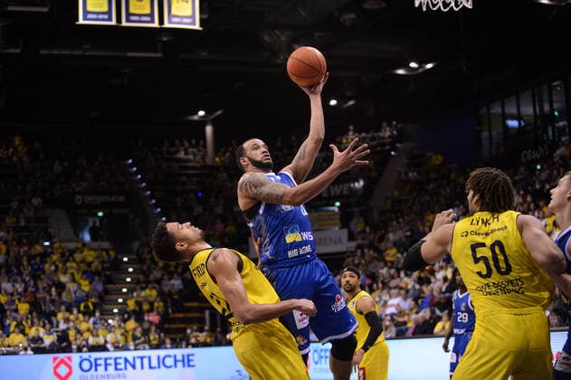Rasheed Moore (20 Fraport Skyliners) und TJ Holyfield (22 EWE Baskets Oldenburg) bei der Partie EWE Baskets Oldenburg vs Fraport Skyliners Frankfurt. Basketball, BBL, Saison 2021 2022, 31. Spieltag, 18.04.2022. Copyright: xErikxHillmer EIBNERx EP_EHR EWE Baskets Oldenburg vs Fraport Skyliners Frankfurt. Basketball, BBL, Saison 2021 2022, 31. Spieltag, 18.04.2022 Oldenburg Copyright: xErikxHillmer EIBNERx EP_EHR
