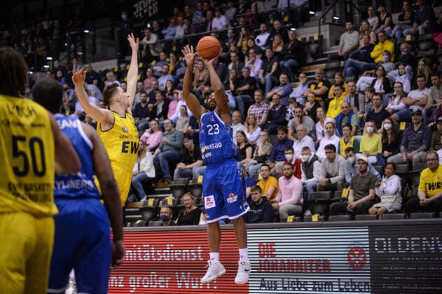 Quantez Robertson (23 Fraport Skyliners) gegen Alen Pjanic (35 EWE Baskets Oldenburg) bei der Partie EWE Baskets Oldenburg vs Fraport Skyliners Frankfurt. Basketball, BBL, Saison 2021 2022, 31. Spieltag, 18.04.2022. Copyright: xErikxHillmer EIBNERx EP_EHR EWE Baskets Oldenburg vs Fraport Skyliners Frankfurt. Basketball, BBL, Saison 2021 2022, 31. Spieltag, 18.04.2022 Oldenburg Copyright: xErikxHillmer EIBNERx EP_EHR