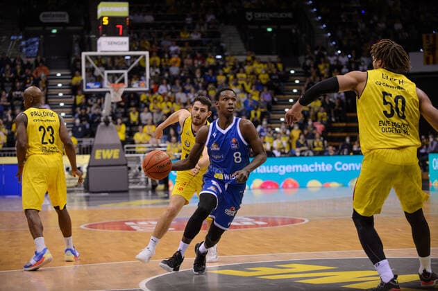 Brancou Badio (8 Fraport Skyliners) gegen Sebastian Herrera (7 EWE Baskets Oldenburg) bei der Partie EWE Baskets Oldenburg vs Fraport Skyliners Frankfurt. Basketball, BBL, Saison 2021 2022, 31. Spieltag, 18.04.2022. Copyright: xErikxHillmer EIBNERx EP_EHR EWE Baskets Oldenburg vs Fraport Skyliners Frankfurt. Basketball, BBL, Saison 2021 2022, 31. Spieltag, 18.04.2022 Oldenburg Copyright: xErikxHillmer EIBNERx EP_EHR