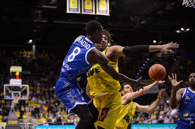 Brancou Badio (8 Fraport Skyliners) gegen Reggie Lynch (50 EWE Baskets Oldenburg) bei der Partie EWE Baskets Oldenburg vs Fraport Skyliners Frankfurt. Basketball, BBL, Saison 2021 2022, 31. Spieltag, 18.04.2022. Copyright: xErikxHillmer EIBNERx EP_EHR EWE Baskets Oldenburg vs Fraport Skyliners Frankfurt. Basketball, BBL, Saison 2021 2022, 31. Spieltag, 18.04.2022 Oldenburg Copyright: xErikxHillmer EIBNERx EP_EHR