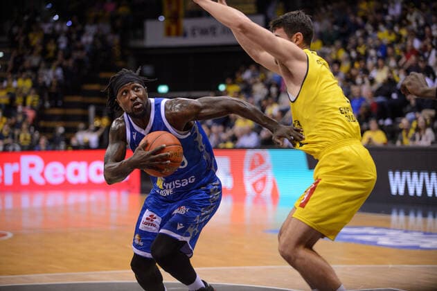 Will Cherry (29 Fraport Skyliners) gegen Sebastian Herrera (7 EWE Baskets Oldenburg) bei der Partie EWE Baskets Oldenburg vs Fraport Skyliners Frankfurt. Basketball, BBL, Saison 2021 2022, 31. Spieltag, 18.04.2022. Copyright: xErikxHillmer EIBNERx EP_EHR EWE Baskets Oldenburg vs Fraport Skyliners Frankfurt. Basketball, BBL, Saison 2021 2022, 31. Spieltag, 18.04.2022 Oldenburg Copyright: xErikxHillmer EIBNERx EP_EHR