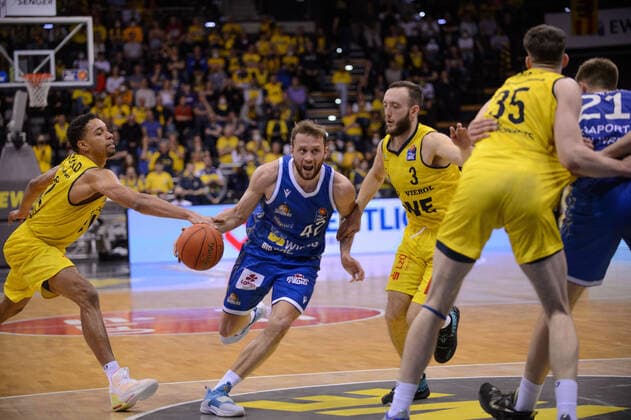 Marcel Ponitka (42 Fraport Skyliners) gegen Max Heidegger (3 EWE Baskets Oldenburg) und TJ Holyfield (22 EWE Baskets Oldenburg) bei der Partie EWE Baskets Oldenburg vs Fraport Skyliners Frankfurt. Basketball, BBL, Saison 2021 2022, 31. Spieltag, 18.04.2022. Copyright: xErikxHillmer EIBNERx EP_EHR EWE Baskets Oldenburg vs Fraport Skyliners Frankfurt. Basketball, BBL, Saison 2021 2022, 31. Spieltag, 18.04.2022 Oldenburg Copyright: xErikxHillmer EIBNERx EP_EHR