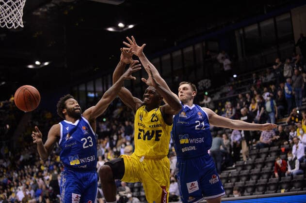 Rickey Paulding (23 EWE Baskets Oldenburg) im Duell mit Quantez Robertson (23 Fraport Skyliners) und Lorenz Brenneke (21 Fraport Skyliners) bei der Partie EWE Baskets Oldenburg vs Fraport Skyliners Frankfurt. Basketball, BBL, Saison 2021 2022, 31. Spieltag, 18.04.2022. Copyright: xErikxHillmer EIBNERx EP_EHR EWE Baskets Oldenburg vs Fraport Skyliners Frankfurt. Basketball, BBL, Saison 2021 2022, 31. Spieltag, 18.04.2022 Oldenburg Copyright: xErikxHillmer EIBNERx EP_EHR