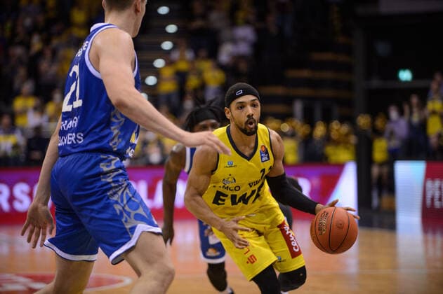 Phil Pressey (11 EWE Baskets Oldenburg) gegen Lorenz Brenneke (21 Fraport Skyliners) bei der Partie EWE Baskets Oldenburg vs Fraport Skyliners Frankfurt. Basketball, BBL, Saison 2021 2022, 31. Spieltag, 18.04.2022. Copyright: xErikxHillmer EIBNERx EP_EHR EWE Baskets Oldenburg vs Fraport Skyliners Frankfurt. Basketball, BBL, Saison 2021 2022, 31. Spieltag, 18.04.2022 Oldenburg Copyright: xErikxHillmer EIBNERx EP_EHR