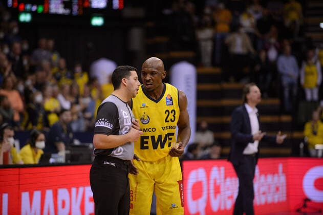 Rickey Paulding (23 EWE Baskets Oldenburg) diskutiert mit Schiedsrichter Dominik Bejaoui bei der Partie EWE Baskets Oldenburg vs Fraport Skyliners Frankfurt. Basketball, BBL, Saison 2021 2022, 31. Spieltag, 18.04.2022. Copyright: xErikxHillmer EIBNERx EP_EHR EWE Baskets Oldenburg vs Fraport Skyliners Frankfurt. Basketball, BBL, Saison 2021 2022, 31. Spieltag, 18.04.2022 Oldenburg Copyright: xErikxHillmer EIBNERx EP_EHR