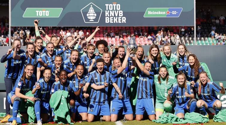 Sport Themen der Woche KW16 Sport Bilder des Tages NIJMEGEN - Ajax goalkeeper Regina van Eijk, Liza van der Most of Ajax, Lisa Doorn of Ajax, Stefanie van der Gragt of Ajax, Sherida Spitse of Ajax, Romee Leuchter of Ajax, Nadine Noordam of Ajax, Chasity Grant of Ajax, Eshly Bakker or Ajax, Victoria Pelova of Ajax, Jonna van de Velde of Ajax, Ajax goalkeeper Lize Kop, Ajax goalkeeper Isa Pothof, Marthe Munsterman of Ajax, Nikita Tromp of Ajax, Kelly Zeeman of Ajax, Jamie Altelaar of Ajax, Tiny Hoekstra of Ajax, Zaina Bouzerrade of Ajax, Quincy Sabajo of Ajax, Kay-Lee de Sanders of Ajax, Isa Cardinal of Ajax celebrate the victory with the TOTO KNVB Cup, KNVB Cup, TOTO KNVB Trophy after the KNVB Cup final match for women between PSV and Ajax in stadium De Goffert on April 18, 2022 in Nijmegen, Netherlands. ANP SEM VAN DER WAL TOTO KNVB Women s Cup Final 2021 2022 xVIxANPxSportx xxANPxIVx *** NIJMEGEN Ajax goalkeeper Regina van Eijk, Liza van der Most of Ajax, Lisa Doorn of Ajax, Stefanie van der Gragt of Ajax, Sherida Spitse of Ajax, Romee Leuchter of Ajax, Nadine Noordam of Ajax, Chasity Grant of Ajax, Eshly Bakker or Ajax, Victoria Pelova or Ajax, Jonna van de Velde or Ajax, Ajax goalkeeper Lize Kop, Ajax goalkeeper Isa Pothof, Marthe Munsterman or Ajax, Nikita Tromp or Ajax, Kelly Zeeman or Ajax, Jamie Altelaar of Ajax, Tiny Hoekstra of Ajax, Zaina Bouzerrade of Ajax, Quincy Sabajo of Ajax, Kay Lee de Sanders of Ajax, Isa Cardinal of Ajax celebrate the victory with the TOTO KNVB Cup, KNVB Cup, TOTO KNVB Trophy after the KNVB Cup final match for women between PSV and Ajax in stadium De Goffert on April 18, 2022 in Nijmegen, Netherlands ANP SEM VAN DER WAL TOTO KNVB Women s Cup Final 2021 2022 xVIxANPxSportx xxANPxIVx 447269363 originalFilename: 447269363.jpg