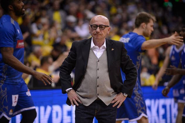 Luca Dalmonte (Trainer Fraport Skyliners) bei der Partie EWE Baskets Oldenburg vs Fraport Skyliners Frankfurt. Basketball, BBL, Saison 2021 2022, 31. Spieltag, 18.04.2022. Copyright: xErikxHillmer EIBNERx EP_EHR EWE Baskets Oldenburg vs Fraport Skyliners Frankfurt. Basketball, BBL, Saison 2021 2022, 31. Spieltag, 18.04.2022 Oldenburg Copyright: xErikxHillmer EIBNERx EP_EHR
