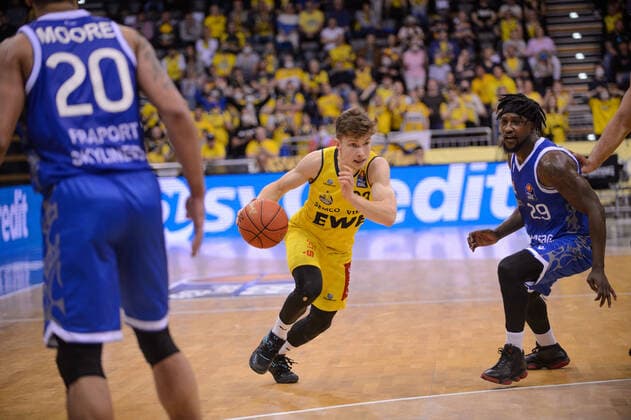 Bennet Hundt (33 EWE Baskets Oldenburg) gegen Will Cherry (29 Fraport Skyliners) bei der Partie EWE Baskets Oldenburg vs Fraport Skyliners Frankfurt. Basketball, BBL, Saison 2021 2022, 31. Spieltag, 18.04.2022. Copyright: xErikxHillmer EIBNERx EP_EHR EWE Baskets Oldenburg vs Fraport Skyliners Frankfurt. Basketball, BBL, Saison 2021 2022, 31. Spieltag, 18.04.2022 Oldenburg Copyright: xErikxHillmer EIBNERx EP_EHR