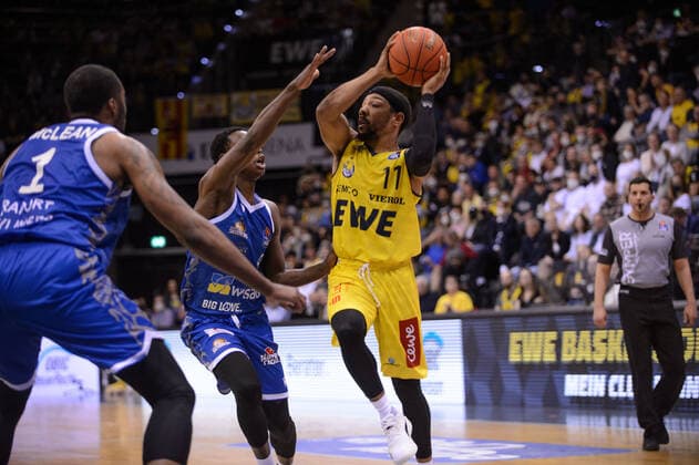 Phil Pressey (11 EWE Baskets Oldenburg) gegen Brancou Badio (8 Fraport Skyliners) bei der Partie EWE Baskets Oldenburg vs Fraport Skyliners Frankfurt. Basketball, BBL, Saison 2021 2022, 31. Spieltag, 18.04.2022. Copyright: xErikxHillmer EIBNERx EP_EHR EWE Baskets Oldenburg vs Fraport Skyliners Frankfurt. Basketball, BBL, Saison 2021 2022, 31. Spieltag, 18.04.2022 Oldenburg Copyright: xErikxHillmer EIBNERx EP_EHR