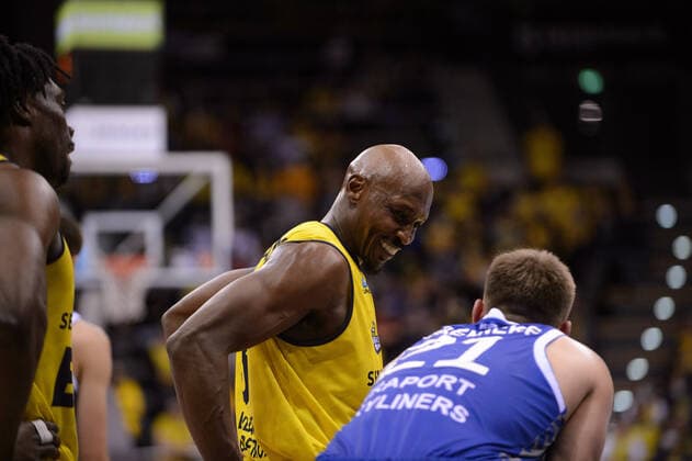 Rickey Paulding (23 EWE Baskets Oldenburg) und Lorenz Brenneke (21 Fraport Skyliners) scherzen bei der Partie EWE Baskets Oldenburg vs Fraport Skyliners Frankfurt. Basketball, BBL, Saison 2021 2022, 31. Spieltag, 18.04.2022. Copyright: xErikxHillmer EIBNERx EP_EHR EWE Baskets Oldenburg vs Fraport Skyliners Frankfurt. Basketball, BBL, Saison 2021 2022, 31. Spieltag, 18.04.2022 Oldenburg Copyright: xErikxHillmer EIBNERx EP_EHR