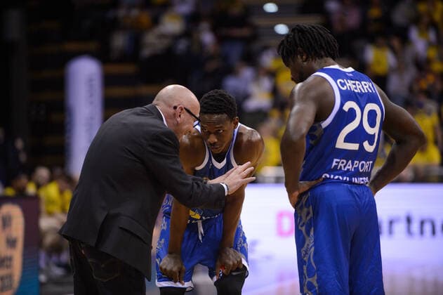 Luca Dalmonte (Trainer Fraport Skyliners) gibt Brancou Badio (8 Fraport Skyliners) und Will Cherry (29 Fraport Skyliners) Anweisungen bei der Partie EWE Baskets Oldenburg vs Fraport Skyliners Frankfurt. Basketball, BBL, Saison 2021 2022, 31. Spieltag, 18.04.2022. Copyright: xErikxHillmer EIBNERx EP_EHR EWE Baskets Oldenburg vs Fraport Skyliners Frankfurt. Basketball, BBL, Saison 2021 2022, 31. Spieltag, 18.04.2022 Oldenburg Copyright: xErikxHillmer EIBNERx EP_EHR