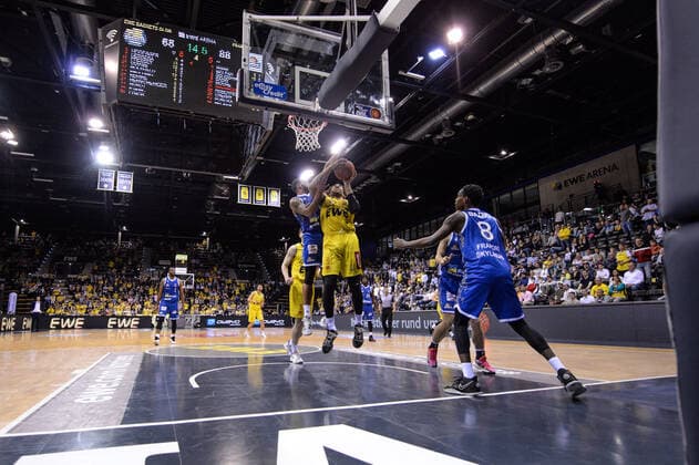 Reggie Lynch (50 EWE Baskets Oldenburg) und Rasheed Moore (20 Fraport Skyliners) kämpfen um den Ball bei der Partie EWE Baskets Oldenburg vs Fraport Skyliners Frankfurt. Basketball, BBL, Saison 2021 2022, 31. Spieltag, 18.04.2022. Copyright: xErikxHillmer EIBNERx EP_EHR EWE Baskets Oldenburg vs Fraport Skyliners Frankfurt. Basketball, BBL, Saison 2021 2022, 31. Spieltag, 18.04.2022 Oldenburg Copyright: xErikxHillmer EIBNERx EP_EHR