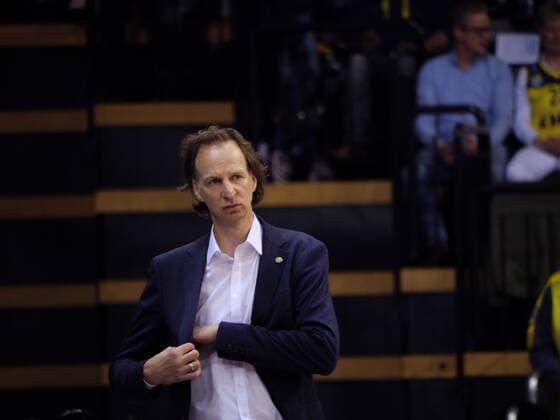 Ingo Freyer (Trainer EWE Baskets Oldenburg) greift in die Tasche bei der Partie EWE Baskets Oldenburg vs Fraport Skyliners Frankfurt. Basketball, BBL, Saison 2021 2022, 31. Spieltag, 18.04.2022. Copyright: xErikxHillmer EIBNERx EP_EHR EWE Baskets Oldenburg vs Fraport Skyliners Frankfurt. Basketball, BBL, Saison 2021 2022, 31. Spieltag, 18.04.2022 Oldenburg Copyright: xErikxHillmer EIBNERx EP_EHR