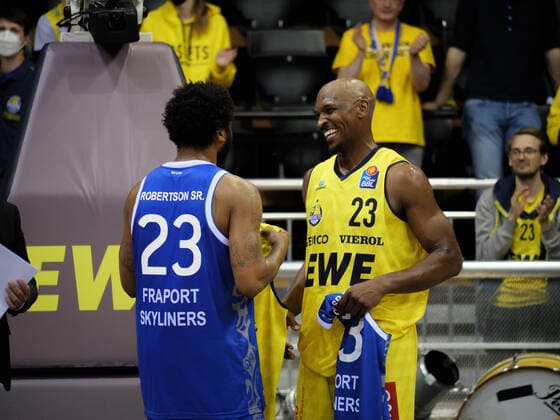 Die BBL-Legenden Rickey Paulding (23 EWE Baskets Oldenburg) und Quantez Robertson (23 Fraport Skyliners) unterhalten sich nach der Partie EWE Baskets Oldenburg vs Fraport Skyliners Frankfurt. Basketball, BBL, Saison 2021 2022, 31. Spieltag, 18.04.2022. Copyright: xErikxHillmer EIBNERx EP_EHR EWE Baskets Oldenburg vs Fraport Skyliners Frankfurt. Basketball, BBL, Saison 2021 2022, 31. Spieltag, 18.04.2022 Oldenburg Copyright: xErikxHillmer EIBNERx EP_EHR
