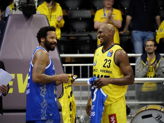 Sport Bilder des Tages Die BBL-Legenden Rickey Paulding (23 EWE Baskets Oldenburg) und Quantez Robertson (23 Fraport Skyliners) unterhalten sich nach der Partie EWE Baskets Oldenburg vs Fraport Skyliners Frankfurt. Basketball, BBL, Saison 2021 2022, 31. Spieltag, 18.04.2022. Copyright: xErikxHillmer EIBNERx EP_EHR EWE Baskets Oldenburg vs Fraport Skyliners Frankfurt. Basketball, BBL, Saison 2021 2022, 31. Spieltag, 18.04.2022 Oldenburg Copyright: xErikxHillmer EIBNERx EP_EHR