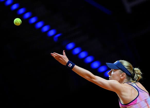 Ekaterina Alexandrova RUS Aufschlag Aktion Tennis Damen Porsche-Cup Porsche Tennis Grand Prix GP Stuttgart 2022 Porsche Arena 18.04.2022 DFL REGULATIONS PROHIBIT ANY USE OF PHOTOGRAPHS AS IMAGE SEQUENCES AND OR QUASI-VIDEO Porsche Tennis Grand Prix GP Stuttgart 2022
