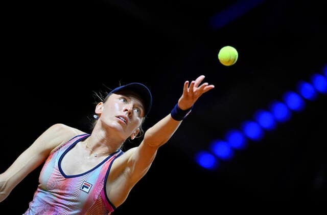 Ekaterina Alexandrova RUS Aufschlag Aktion Tennis Damen Porsche-Cup Porsche Tennis Grand Prix GP Stuttgart 2022 Porsche Arena 18.04.2022 DFL REGULATIONS PROHIBIT ANY USE OF PHOTOGRAPHS AS IMAGE SEQUENCES AND OR QUASI-VIDEO Porsche Tennis Grand Prix GP Stuttgart 2022