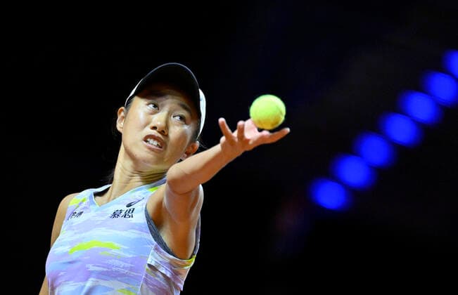 Shuai Zhang CHN Aufschlag Aktion Tennis Damen Porsche-Cup Porsche Tennis Grand Prix GP Stuttgart 2022 Porsche Arena 18.04.2022 DFL REGULATIONS PROHIBIT ANY USE OF PHOTOGRAPHS AS IMAGE SEQUENCES AND OR QUASI-VIDEO Porsche Tennis Grand Prix GP Stuttgart 2022
