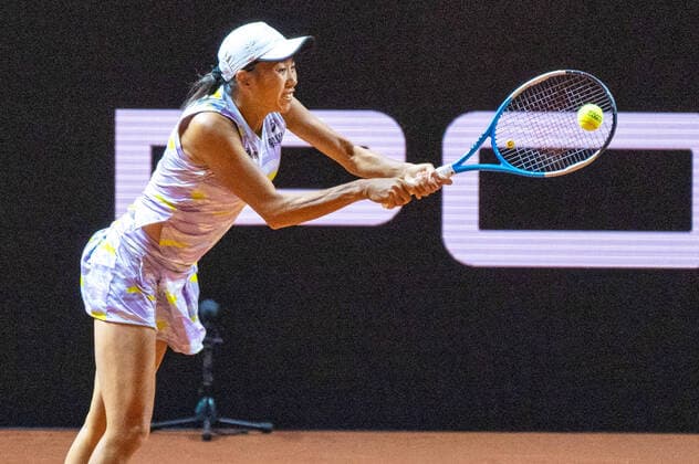Sihuai Zhang (CHN). Deutschland, Stuttgart, 18.04.2022, Tennis, Porsche Tennis Grand Prix, 2022, Runde 1, S.Zhang (CHN) - E.Alexandrova, Porsche Arena Foto: A2 Bildagentur Peter Hartenfelser