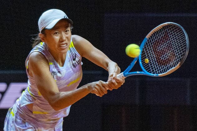Sihuai Zhang (CHN). Deutschland, Stuttgart, 18.04.2022, Tennis, Porsche Tennis Grand Prix, 2022, Runde 1, S.Zhang (CHN) - E.Alexandrova, Porsche Arena Foto: A2 Bildagentur Peter Hartenfelser