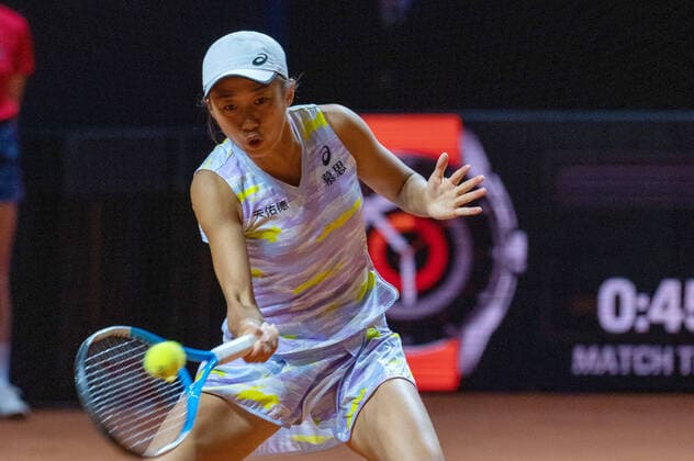 Sihuai Zhang (CHN). Deutschland, Stuttgart, 18.04.2022, Tennis, Porsche Tennis Grand Prix, 2022, Runde 1, S.Zhang (CHN) - E.Alexandrova, Porsche Arena Foto: A2 Bildagentur Peter Hartenfelser