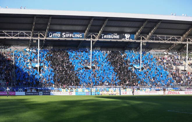 18.04.2022, xdcx, Fussball 3. Liga, SV Waldhof Mannheim - SC Freiburg U23 II, emspor, bespor, sespor, v.l., Fans von Waldhof Mannheim, Fans,Stimmung, Schals, Trikots, Emotionen DFL DFB REGULATIONS PROHIBIT ANY USE OF PHOTOGRAPHS AS IMAGE SEQUENCES AND OR QUASI-VIDEO. Copyright: HMBxMedia