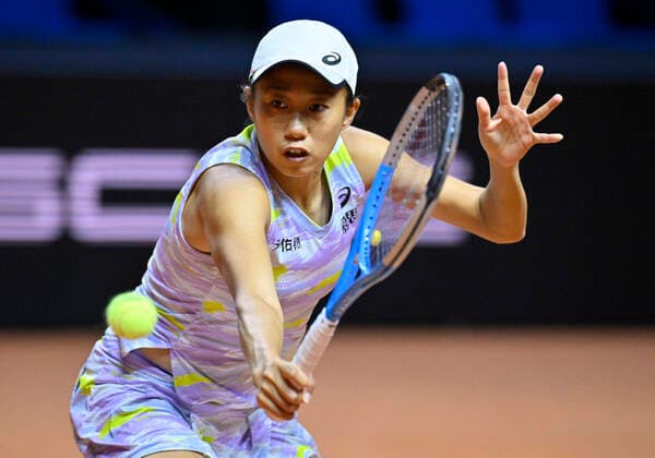 Shuai Zhang CHN Aktion Tennis Damen Porsche-Cup Porsche Tennis Grand Prix GP Stuttgart 2022 Porsche Arena 18.04.2022 DFL REGULATIONS PROHIBIT ANY USE OF PHOTOGRAPHS AS IMAGE SEQUENCES AND OR QUASI-VIDEO Porsche Tennis Grand Prix GP Stuttgart 2022