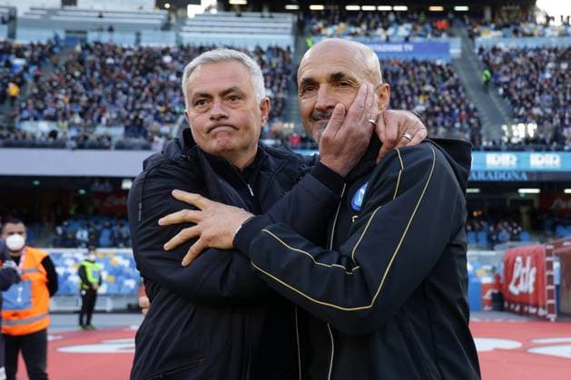 Sport Themen der Woche KW16 Sport Bilder des Tages Photo Alessandro Garofalo LaPresse April 18 , 2022 Naples, Italy soccer Napoli vs Roma - Italian Football Championship League A TIM 2021 2022 - DiegoXArmandoXMaradona stadium. In the pic: Jose Mourinho coach (AS Roma); Luciano Spalletti coach (SSC Napoli);  Copyright: xAlessandroxGarofalo LaPressex