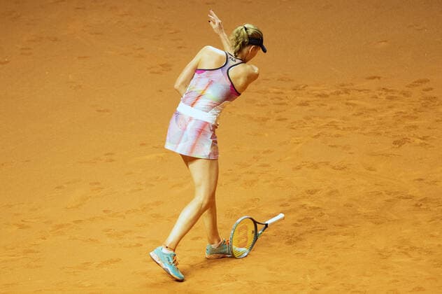 Ekaterina Alexandrova wirft enttäuscht Ihren Schläger auf den Court. Deutschland, Stuttgart, 18.04.2022, Tennis, Porsche Tennis Grand Prix, 2022, Runde 1, S.Zhang (CHN) - E.Alexandrova, Porsche Arena Foto: A2 Bildagentur Peter Hartenfelser