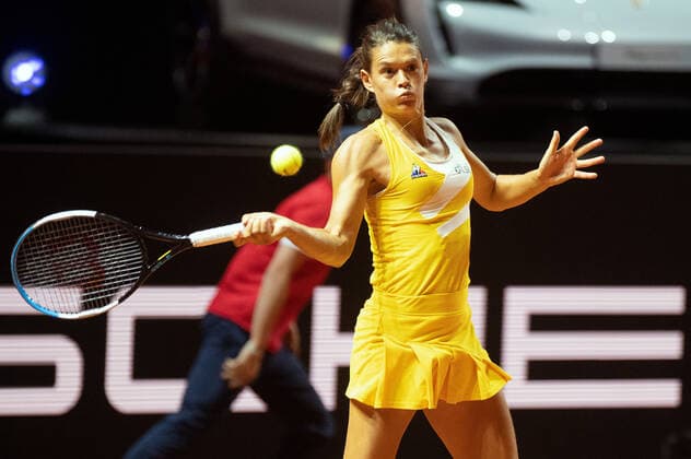 Chloe Paquet (FRA). Deutschland, Stuttgart, 18.04.2022, Tennis, Porsche Tennis Grand Prix, 2022, Runde 1, L.Samsonova - C.Paquet (FRA), Porsche Arena Foto: A2 Bildagentur Peter Hartenfelser