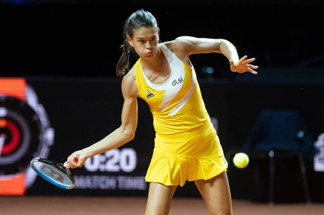Chloe Paquet (FRA). Deutschland, Stuttgart, 18.04.2022, Tennis, Porsche Tennis Grand Prix, 2022, Runde 1, L.Samsonova - C.Paquet (FRA), Porsche Arena Foto: A2 Bildagentur Peter Hartenfelser