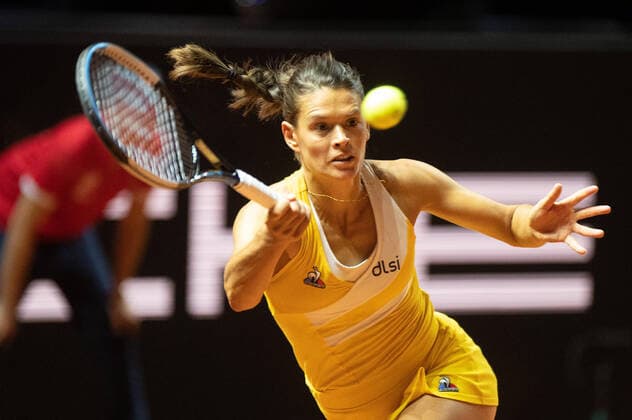 Chloe Paquet (FRA). Deutschland, Stuttgart, 18.04.2022, Tennis, Porsche Tennis Grand Prix, 2022, Runde 1, L.Samsonova - C.Paquet (FRA), Porsche Arena Foto: A2 Bildagentur Peter Hartenfelser