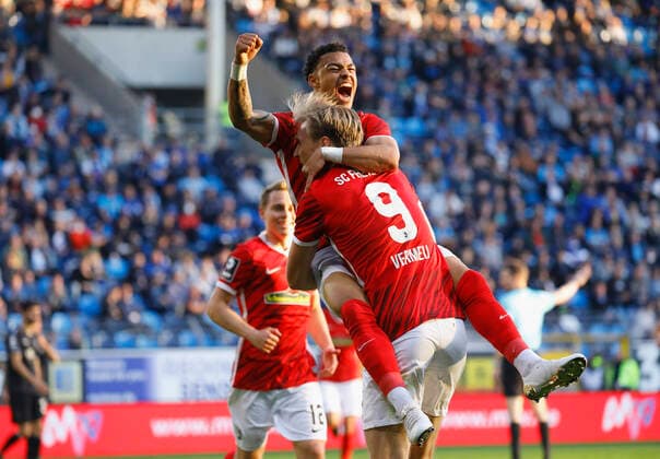 Bilder des Jahres 2022, Sport 04 April Sport Themen der Woche KW16 Sport Bilder des Tages 18.04.2022, xdcx, Fussball 3. Liga, SV Waldhof Mannheim - SC Freiburg U23 II, emspor, bespor, sespor, v.l., Torjubel zum 0:1 durch Vincent Vermeij (SC Freiburg U23 II), Goal celebration, celebrate the goal DFL DFB REGULATIONS PROHIBIT ANY USE OF PHOTOGRAPHS AS IMAGE SEQUENCES AND OR QUASI-VIDEO. *** 18 04 2022, xdcx, football 3 league, SV Waldhof Mannheim SC Freiburg U23 II, emspor, bespor, sespor, v l , goal celebration to 0 1 by Vincent Vermeij SC Freiburg U23 II , Goal celebration, celebrate the goal DFL DFB REGULATIONS PROHIBIT ANY USE OF PHOTOGRAPHS AS IMAGE SEQUENCES AND OR QUASI VIDEO Copyright: HMBxMedia Claus