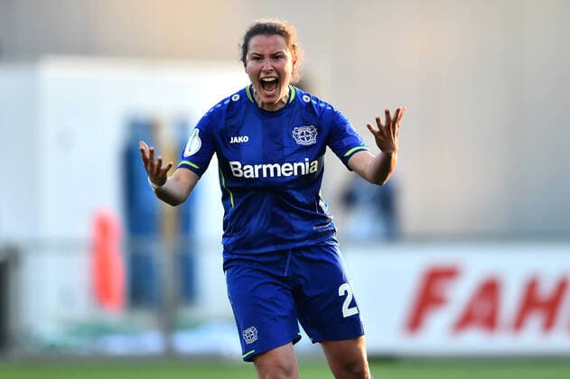 Sport Themen der Woche KW16 Sport Bilder des Tages Fußball Frauen DFB-Pokal Saison 2021 2022 Halbfinale: Bayer 04 Leverkusen - 1. FFC Turbine Potsdam am 18.04.2022 im Ulrich-Haberland-Stadion in Leverkusen Torjubel zum 1:0 durch Dina Blagojevic ( Bayer 04 Leverkusen ) DFB regulations prohibit any use of photographs as image sequences and or quasi-video. Nordrhein-Westfalen Deutschland *** Soccer Women DFB Cup Season 2021 2022 Semifinal Bayer 04 Leverkusen 1 FFC Turbine Potsdam on 18 04 2022 at Ulrich Haberland Stadium in Leverkusen Goal celebration for 1 0 by Dina Blagojevic Bayer 04 Leverkusen DFB regulations prohibit any use of photographs as image sequences and or quasi video Nordrhein Westfalen Germany