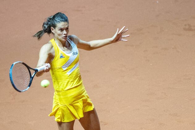 Chloe Paquet (FRA). Deutschland, Stuttgart, 18.04.2022, Tennis, Porsche Tennis Grand Prix, 2022, Runde 1, L.Samsonova - C.Paquet (FRA), Porsche Arena Foto: A2 Bildagentur Peter Hartenfelser