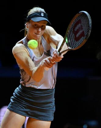 Liudmila Samsonova RUS Aktion Tennis Damen Porsche-Cup Porsche Tennis Grand Prix GP Stuttgart 2022 Porsche Arena 18.04.2022 DFL REGULATIONS PROHIBIT ANY USE OF PHOTOGRAPHS AS IMAGE SEQUENCES AND OR QUASI-VIDEO Porsche Tennis Grand Prix GP Stuttgart 2022