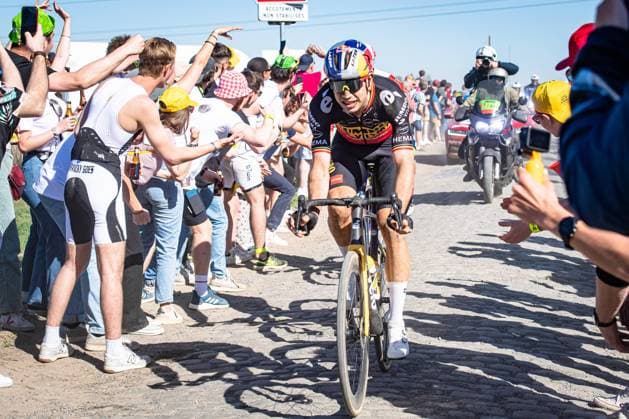VAN AERT Wout: Paris - Roubaix - MenÂ s Race VAN AERT Wout ( BEL ) JUMBO-VISMA ( TJV ) - NED Querformat - quer - horizontal - Landscape - Event Veranstaltung: Paris-Roubaix - Category Kategorie: Cycling - Road cycling, Rad, Radsport, Strasse - Elite Men - 1.UWT - Location Ort: Europe France - Start: Compigne - Finish: Roubaix - Discipline: Road Race ( RR ) - Distance: 257,2 km - Date Datum: 17.04.2022 Sunday -