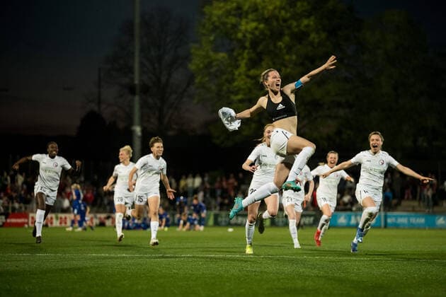 Sport Themen der Woche KW16 Sport Bilder des Tages DFB Pokal Frauen Halbfinale, Bayer 04 Leverkusen - 1. FFC Turbine Potsdam; 18.04.2022 Grenzenloser Jubel bei 1. FFC Turbine Potsdam nach dem Sieg im Elfmeterschiessen und dem Einzug ins Finale DFB Pokal Frauen Halbfinale, Bayer 04 Leverkusen - 1. FFC Turbine Potsdam, Ulrich-Haberland-Stadion, Leverkusen *** DFB Pokal Womens Semifinal, Bayer 04 Leverkusen 1 FFC Turbine Potsdam 18 04 2022 Boundless jubilation at 1 FFC Turbine Potsdam after winning the penalty shootout and reaching the final DFB Pokal Womens Semifinal, Bayer 04 Leverkusen 1 FFC Turbine Potsdam, Ulrich Haberland Stadion, Leverkusen Copyright: xBEAUTIFULxSPORTS Wunderlx